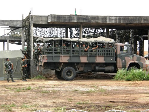 TEATRO - Mesmo com declaração de Ministro, Exército mantém ocupação no terreno - Veja fotos