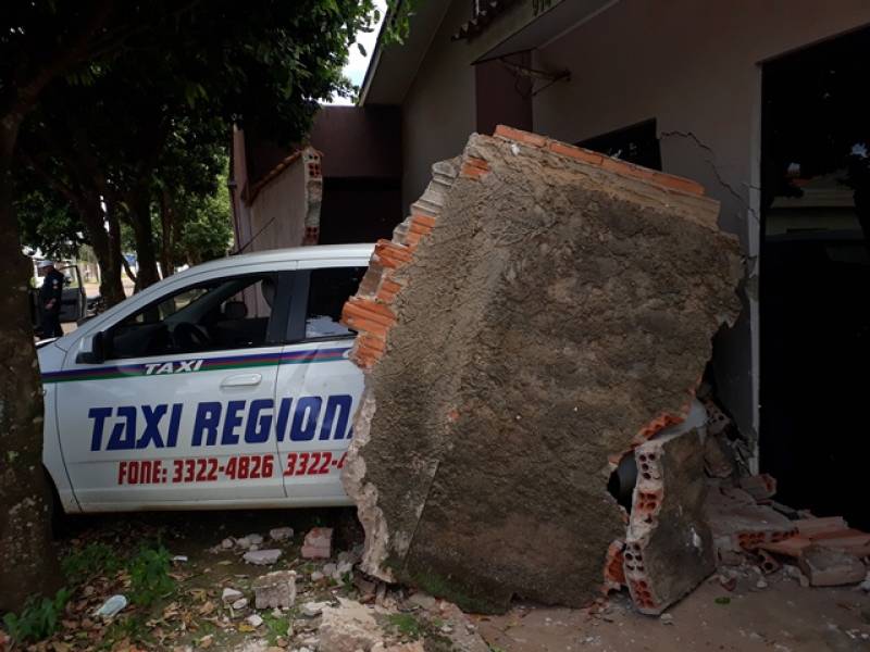 PERDEU CONTROLE: Taxista bate em carro e derruba muro após passar mal no volante