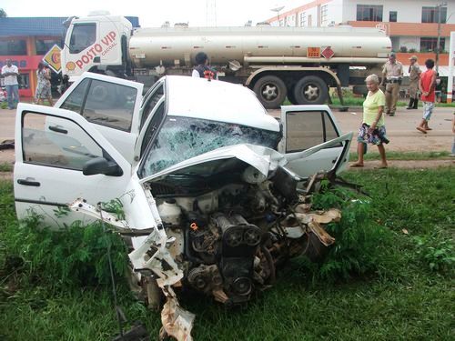 Acidente entre carro de passeio e carreta mata mulher em Jaru