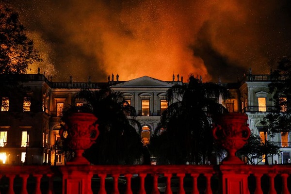 RESCALDO: Incêndio no Museu Nacional foi controlado por volta das 3h da manhã