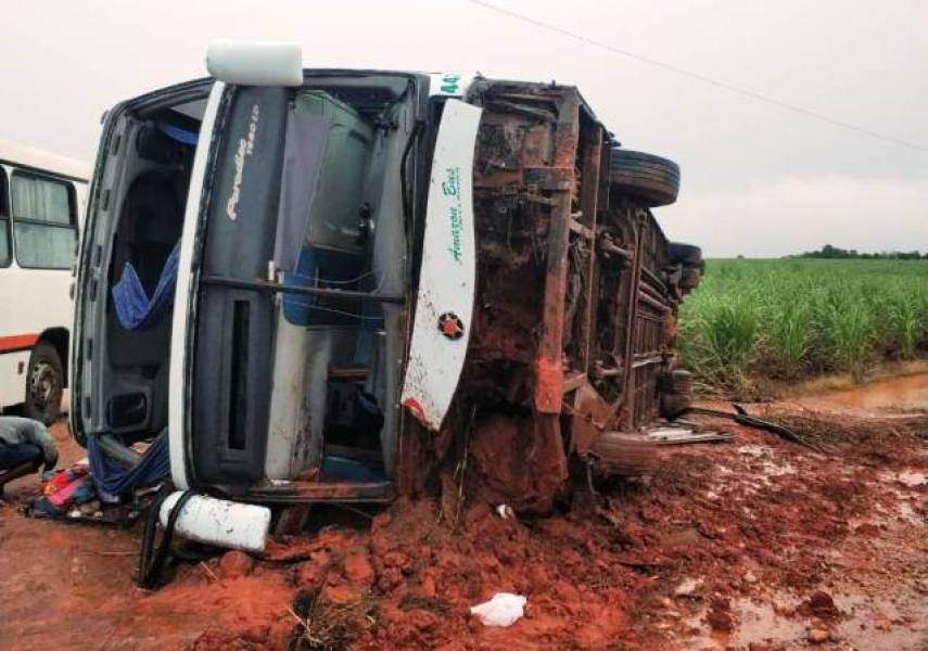 SAIU DA PISTA: Ônibus da Eucatur com 30 passageiros tomba e deixa feridos em estado grave