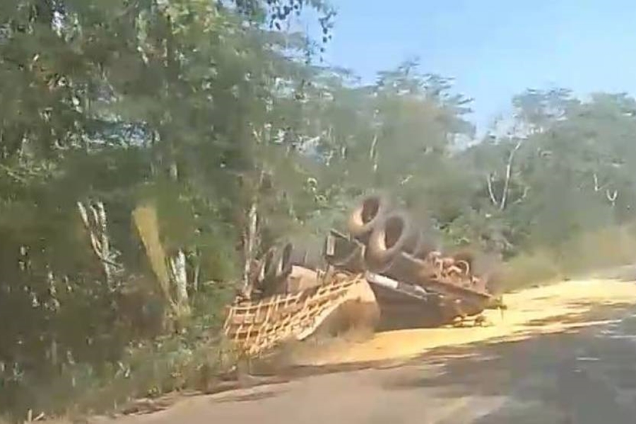 VÍDEO: Carregada de milho, composição de carreta tomba em trecho de rodovia 