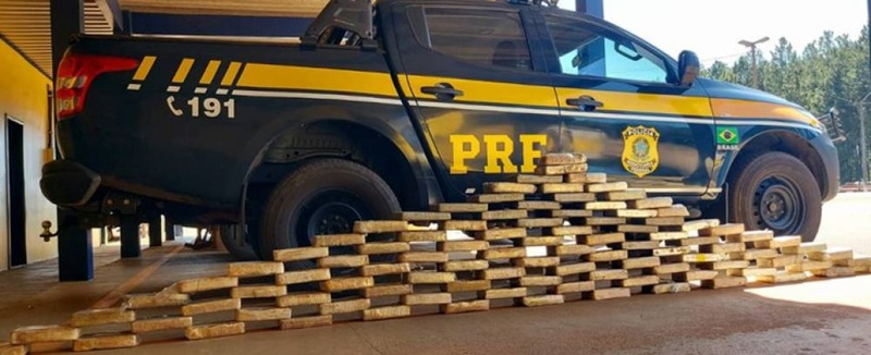 TRÁFICO: Espanhola é presa pela PRF transportando cocaína preta dentro de táxi