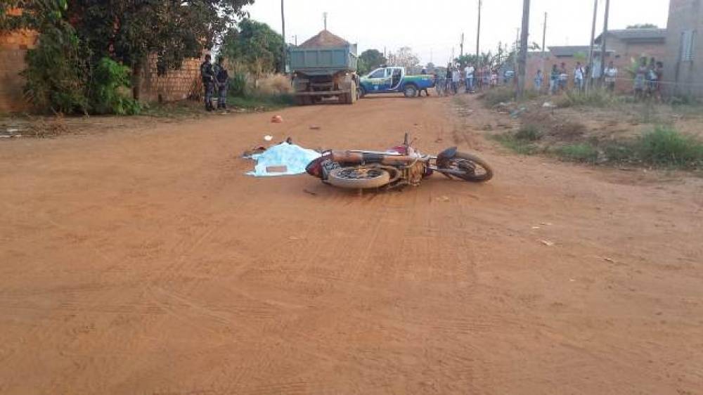 CRUZAMENTO: Motociclista morre após atingir caminhão em trecho sem sinalização