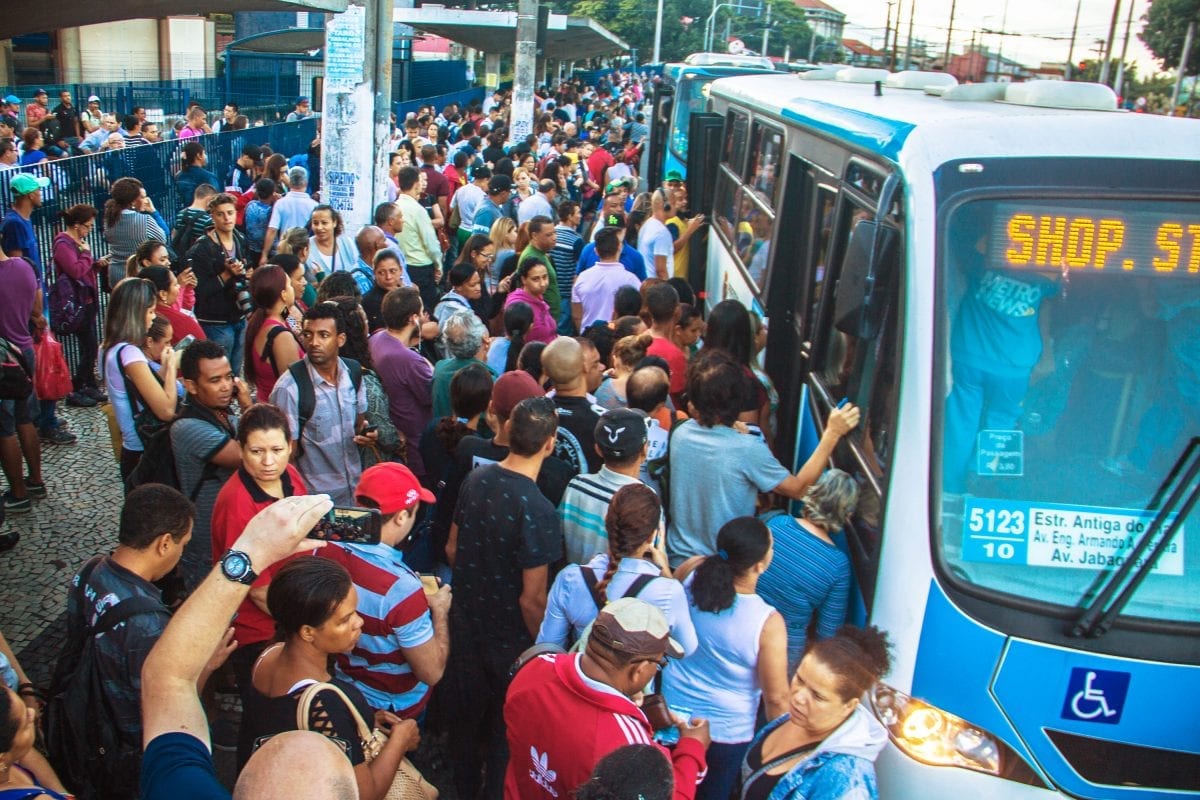 ESTUDOS: Alto preço da gasolina está fazendo pessoas trocarem carro por ônibus