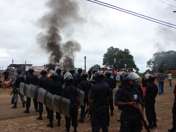 Acampados se revoltam com ausência do prefeito e prometem ficar na frente da Prefeitura