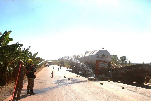 CAMIONETE: Grave acidente na BR-364 com carreta tanque deixa um morto; vídeo