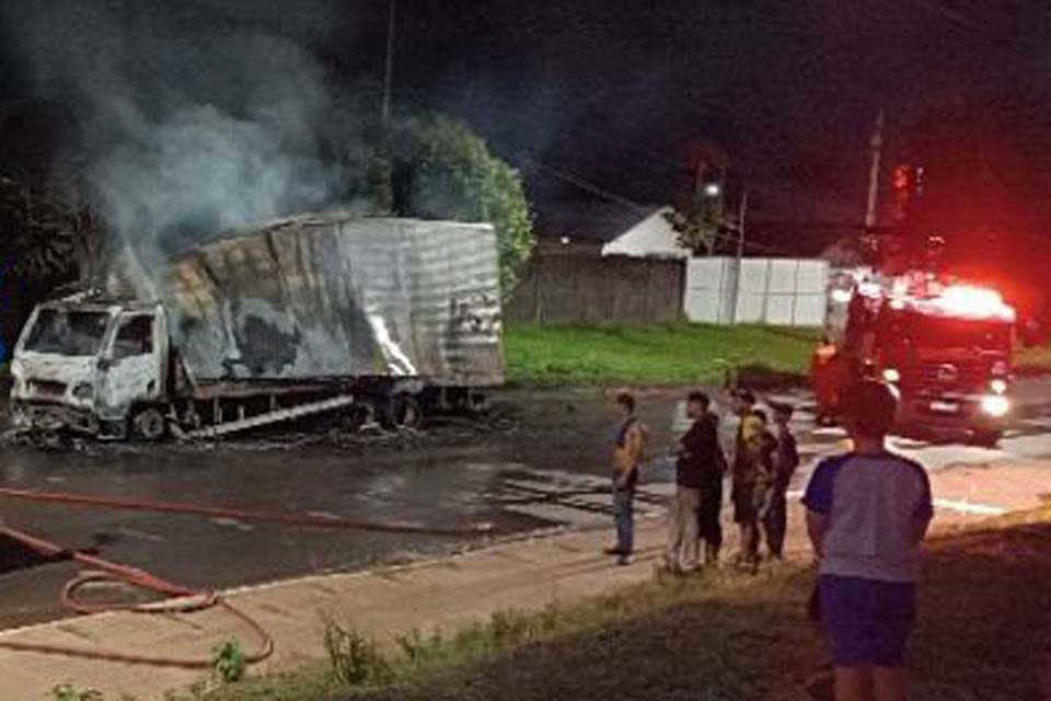TRÁGICO: Motociclista morre e caminhão pega fogo após colisão frontal 