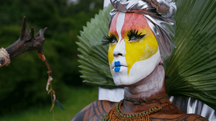 DOCUMENTÁRIO:  Filme 'Uýra' mostra a luta da artista e bióloga trans indígena para preservar a floresta amazônica