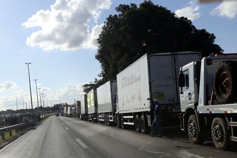 ECONOMIA: Brasil perdeu US$ 1 bi em exportações por causa de greve, estima AEB