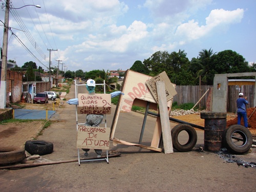 Revoltados com a Prefeitura moradores interditam rua no bairro Pedrinhas  - Confira Fotos