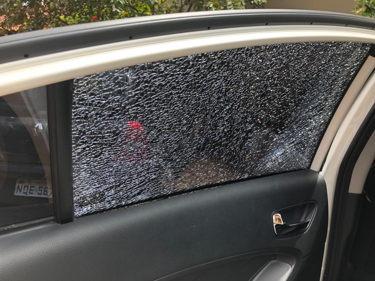 CENA DA CIDADE: Carro tem vidro estilhaçado durante limpeza na avenida Rio Madeira