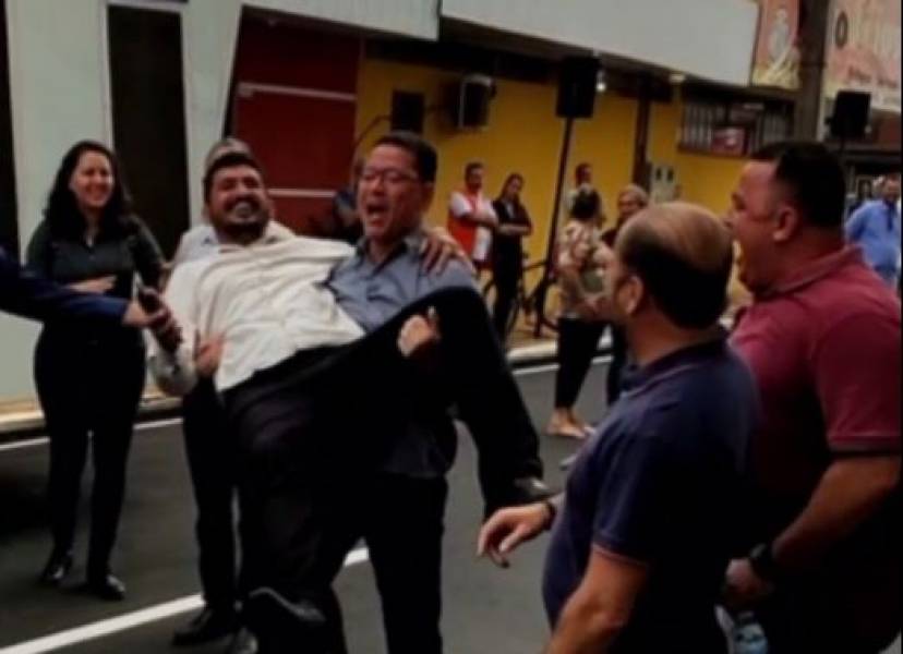 EMPOLGAÇÃO: Governador Marcos Rocha pega vereador no colo e vídeo viraliza