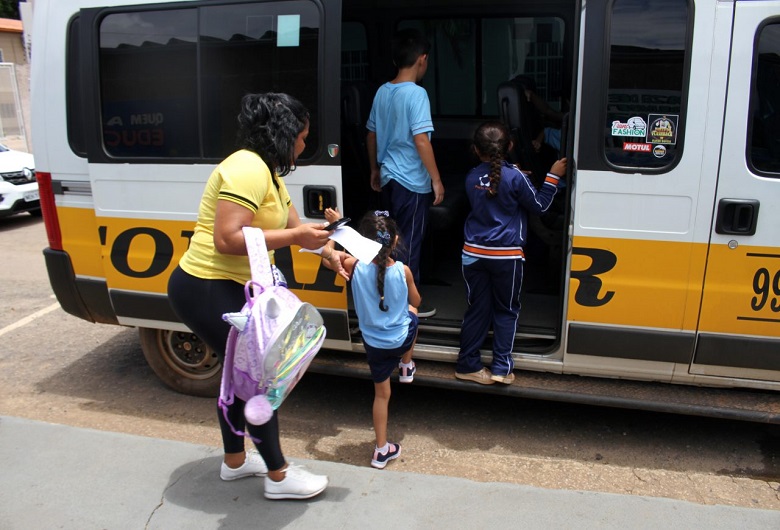 TRANSPORTE ESCOLAR: Procon alerta sobre horários e higiene das vans escolares