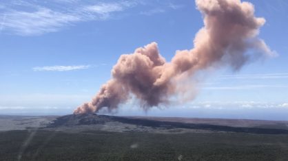 Vulcão entra em erupção e população recebe ordem de saída