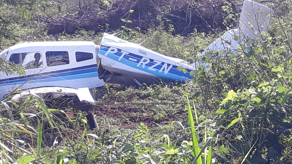 IMPRESSIONANTE: Avião se parte ao meio, cai e tripulantes sobrevivem