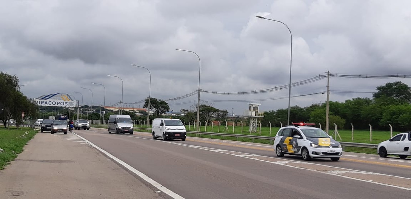 JÁ NO BRASIL: Corpo de Gugu Liberato é levado do aeroporto para velório em SP