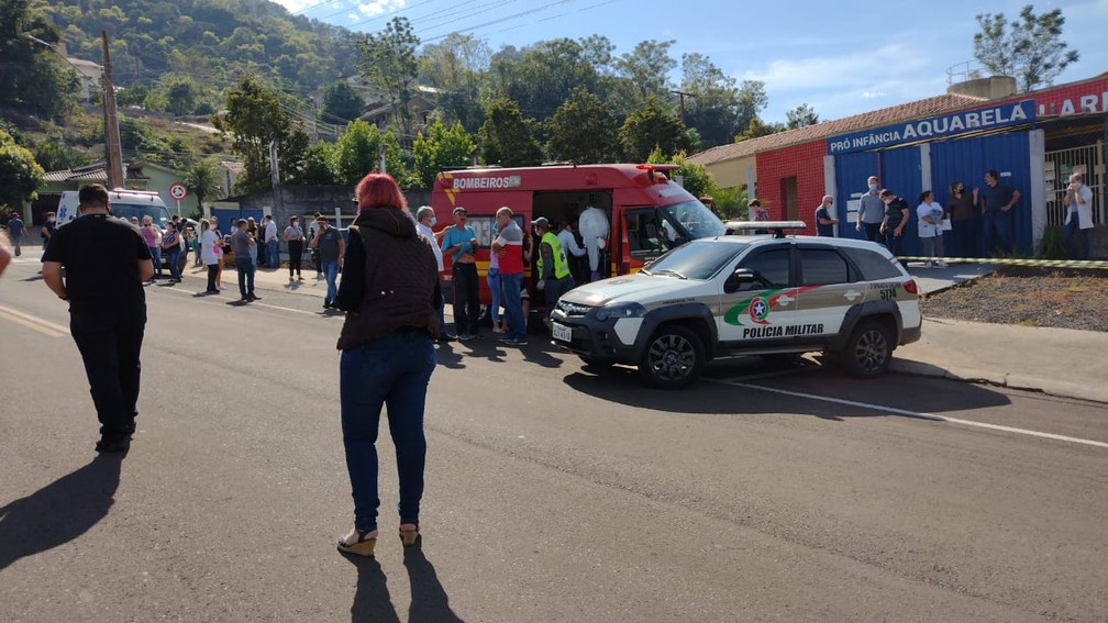 ATAQUE: Adolescente com facão invade escola e mata três alunos e uma professora