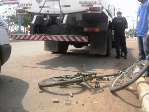 Caminhão atropela ciclista na Jorge Teixeira