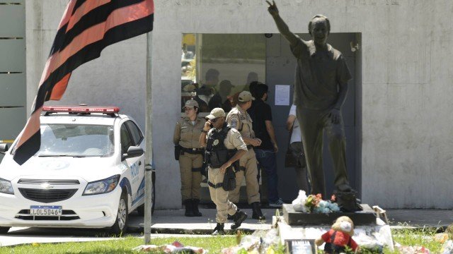 MORTOS: Flamengo recua e libera famílias para culto no Ninho do Urubu