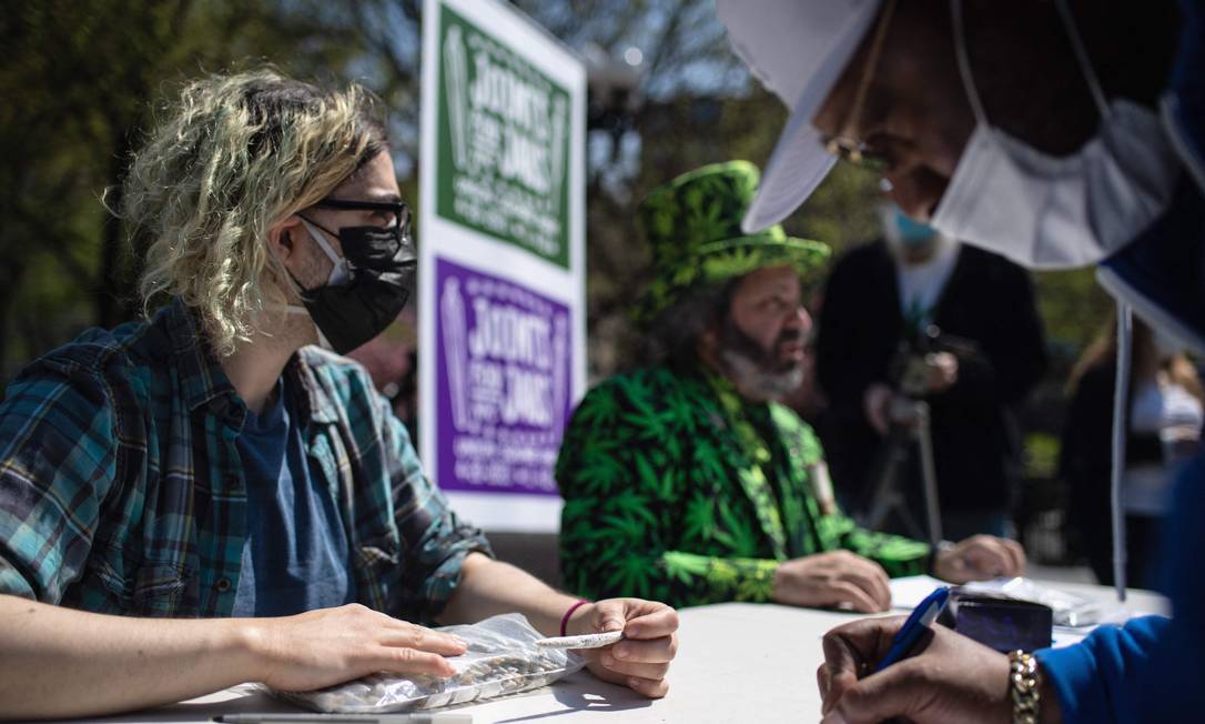 Maconha é distribuída gratuitamente para quem já se vacinou contra Covid-19 em Nova York