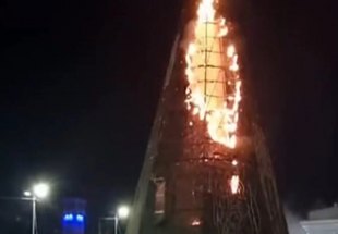 NOITE INFELIZ: Árvore de Natal montada na praça do Palácio Rio Branco pega fogo