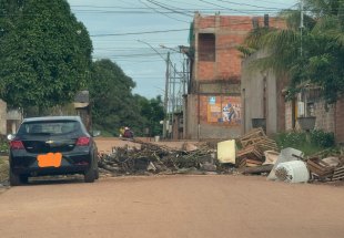 PEDIDO DE PROVIDÊNCIA: Moradores interditam via na zona Sul de PVH por causa de buraco gigante