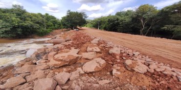 TRÂNSITO LIBERADO: Obra de desvio do igarapé na Estrada de Santo Antônio é concluída