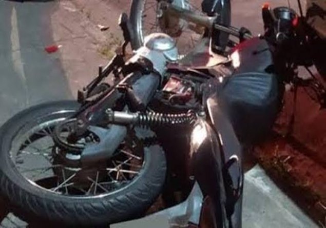 NO SEMÁFORO: Mulher vai parar na UPA após ser derrubada de moto durante assalto 