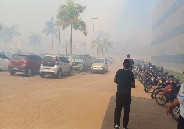 QUEIMADA: Incêndio próximo ao Hospital de Amor preocupa populares