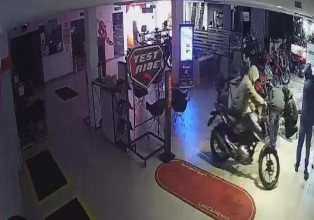 ARRASTÃO: Vários criminosos arrombam Rodão Motos e fogem levando quatro motocicletas  ​