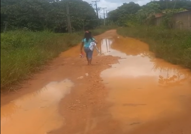 PEDIDO DE PROVIDÊNCIA: Crianças do Planalto 2 atravessam lamaçal para chegarem às escolas