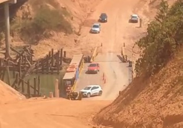 DEMORA: Moradores fecham a RO-005 por falta de ponte na travessia da Vala Jacu