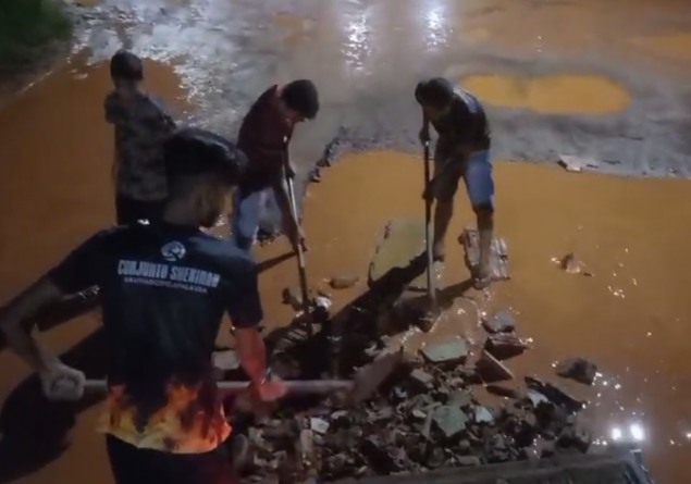 PEDIDO DE PROVIDÊNCIA: Moradores do Planalto 2 fazem mutirão para arrumar rua da capital