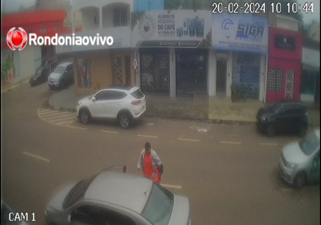 VÍDEO: Ladrão é flagrado saindo de Voyage e furtando motocicleta na Avenida Calama