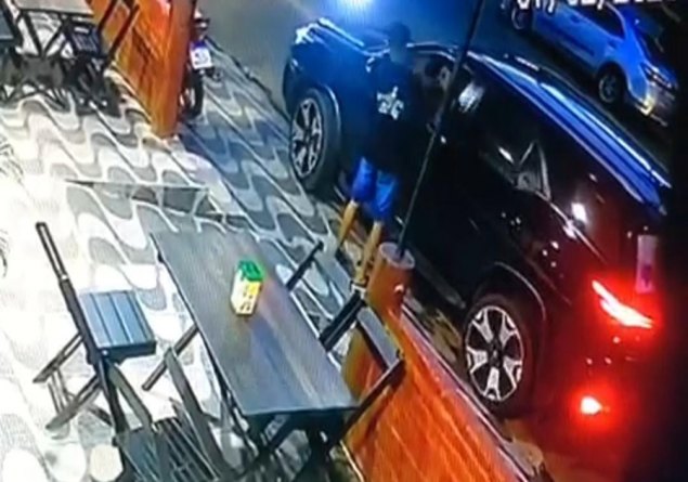 PERDEU CAUSA: Vídeo mostra empresário agredindo e sacando arma para ex-funcionário 