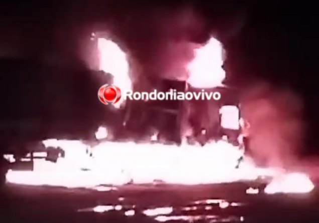 VÍDEO: Carreta pega fogo durante viagem na BR-364 