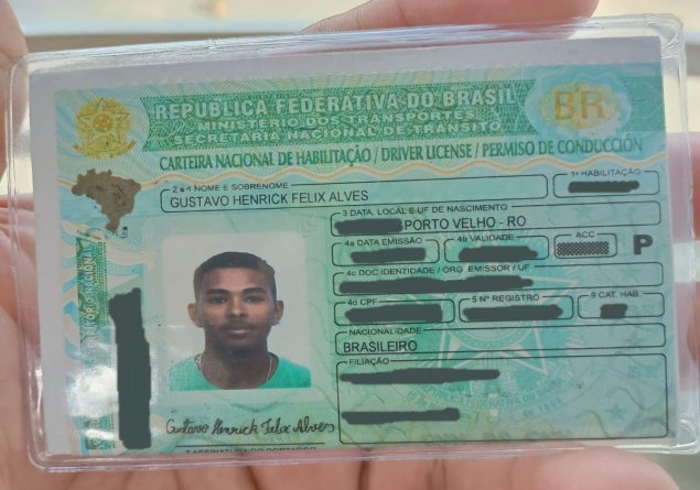 É SUA?: Carteira com documentos é encontrada em loja de frios na Jatuarana