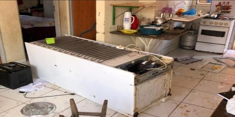 QUEBROU TUDO: Mulher é presa após flagrar namorado na cama com amante