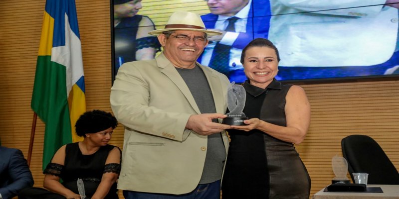 HONRARIA: Governador Marcos Rocha é homenageado com o Troféu Fenacom 2024