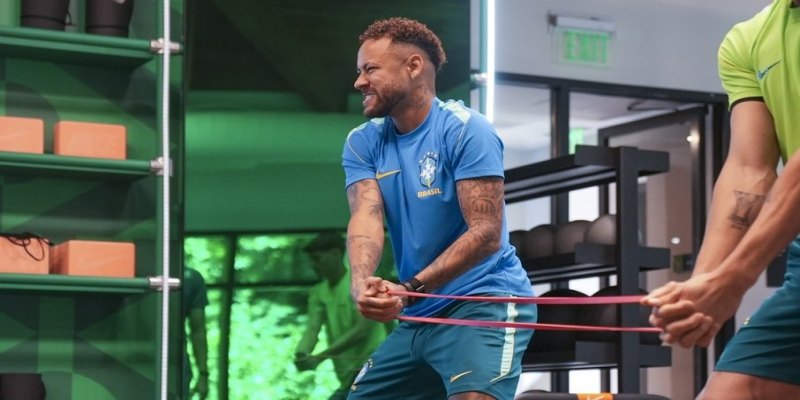 VAI JOGAR?: Neymar treina em campo às vésperas do duelo contra o Haiti