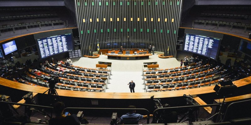 SEM FUNDÃO: Cláusula de barreira deixa 16 partidos sem fundo e tempo de TV