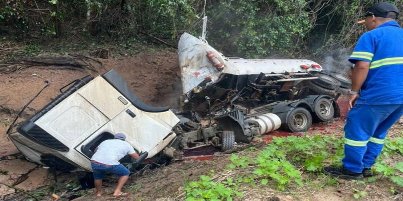 TOMBOU: Caminhão carregado de diesel capota na serra de Colorado